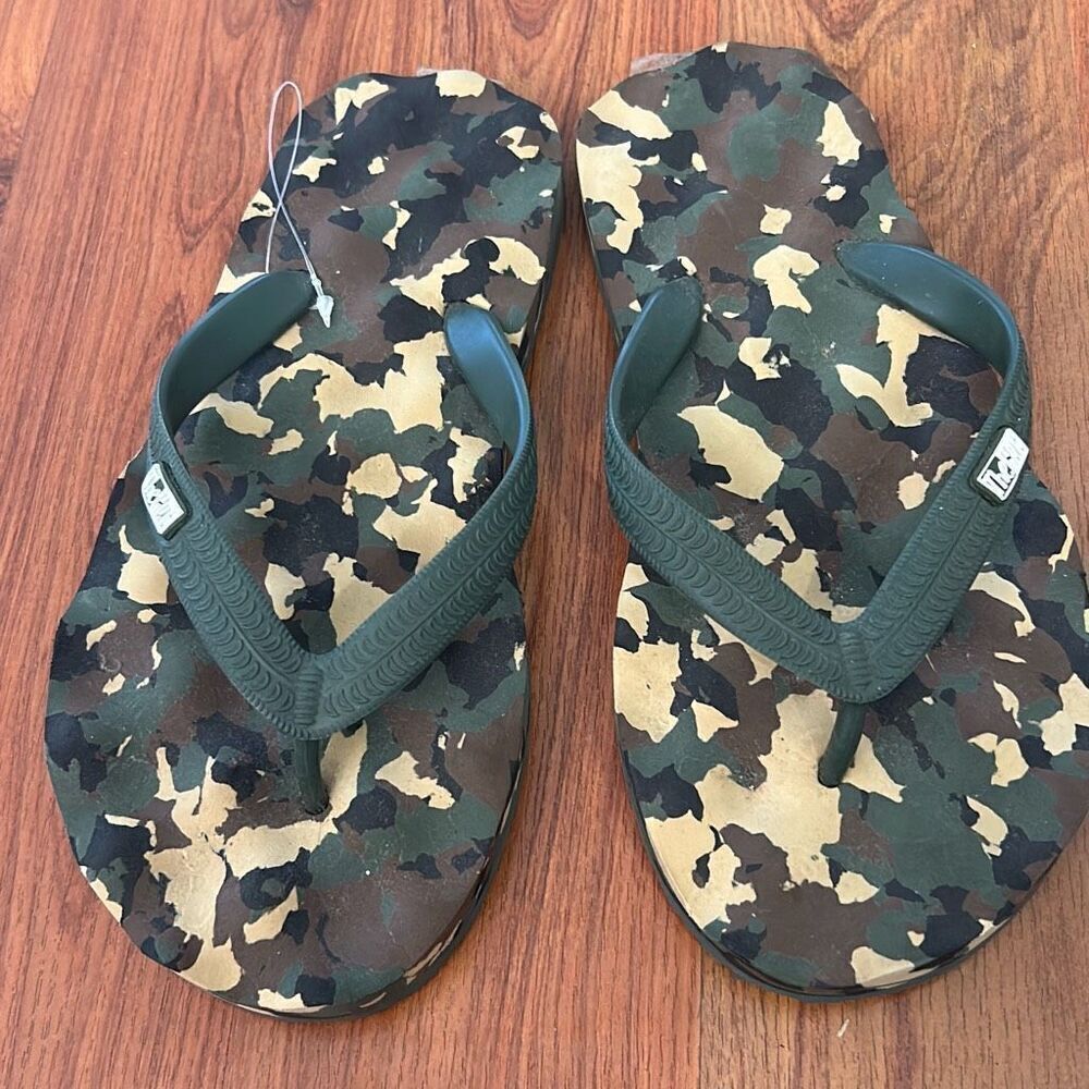 New The Hut green camo flip-flops with bumpy Sole 6